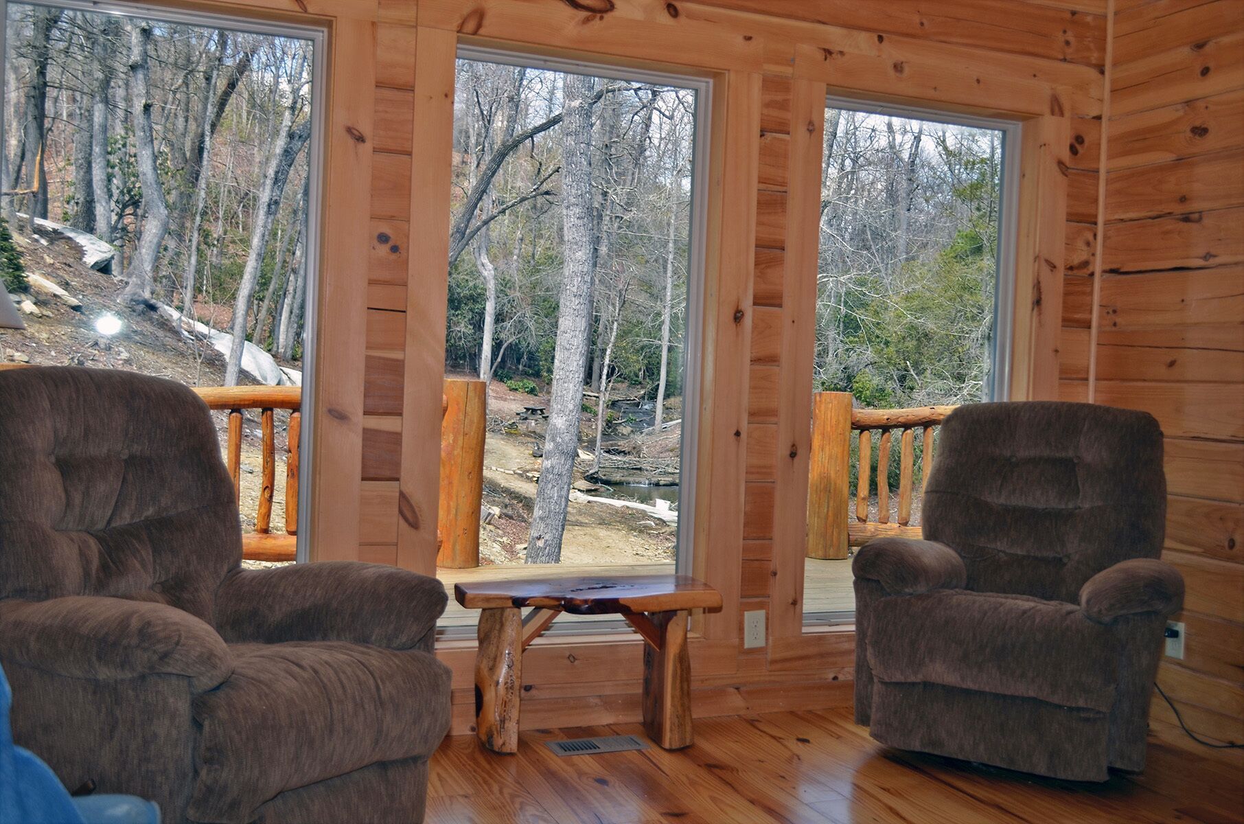 CREEKSIDE LOG HOME: NEXT TO CREEK / CLOSE TO TOWN / HOT TUB / TRAILS / PETS OK