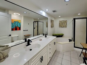 Hair dryer, towels - Modern Oceanfront Condo Just Steps To The Beach + Pier! (Tybee Island)