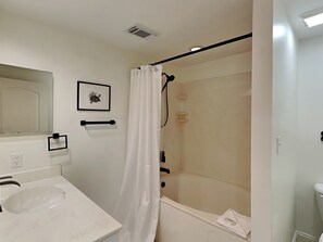 Hair dryer, towels - Modern Oceanfront Condo Just Steps To The Beach + Pier! (Tybee Island)