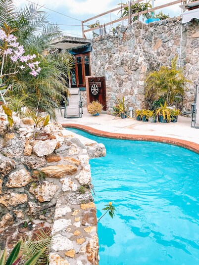 Beautiful 4 STAR property less than 5 min. from Sandy Beach. Brick pizza oven. 