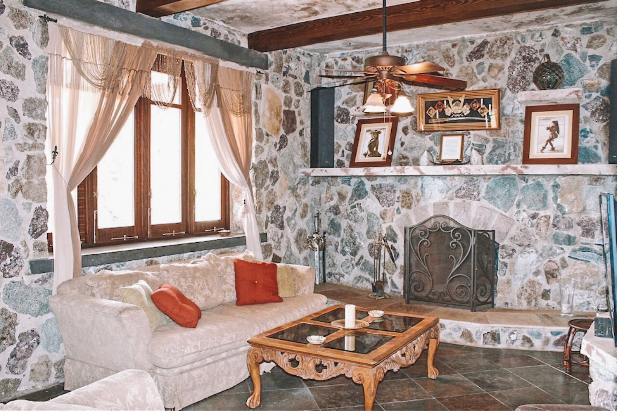 Smart TV, lettore DVD, libri, impianto stereo