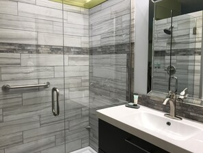 Dusj, hårføner, håndklær og såpe