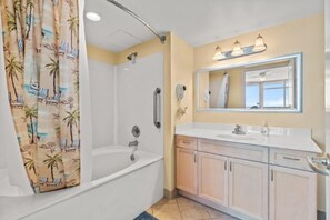 Combined shower/tub, hair dryer, towels