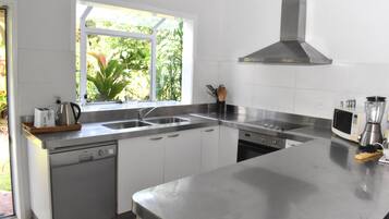 Kylskåp, mikrovågsugn, ugn och diskmaskin