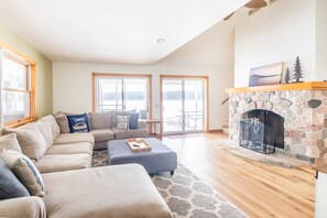 TV - Beautiful Home on Bass Lake Four Seasons (Interlochen)