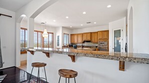 冷蔵庫、電子レンジ、オーブン、コンロ