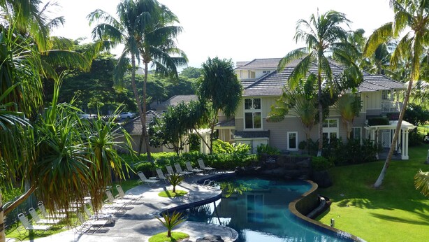 A resort with a swimming pool, lounge chairs, and palm trees. - Quiet Top-floor Penthouse with Golf Course views, 2BR/2BA+Loft, Sleeps 6 (Puako)