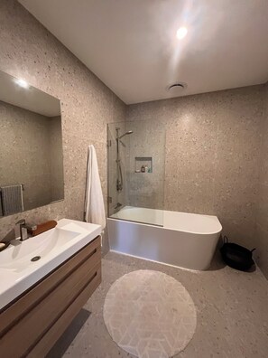 Dusche, Haartrockner, Handtücher, Seife