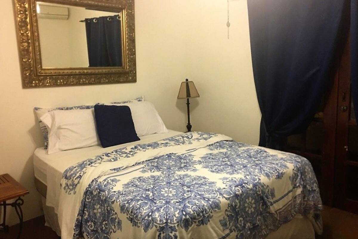 Cofres nos quartos, ferros/tábuas de passar roupa, Wi-Fi de cortesia