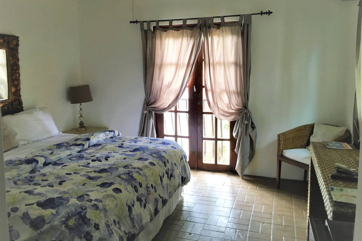 Quarto casal, 1 cama King, para não fumantes | Cofres nos quartos, ferros/tábuas de passar roupa, Wi-Fi de cortesia