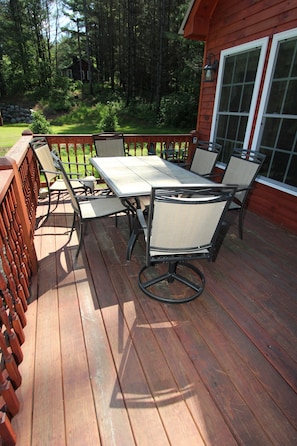 Outdoor dining - Family Friendly Affordable Vacation Home - Fully Equipped, with Kayaks and Canoe (Wells)