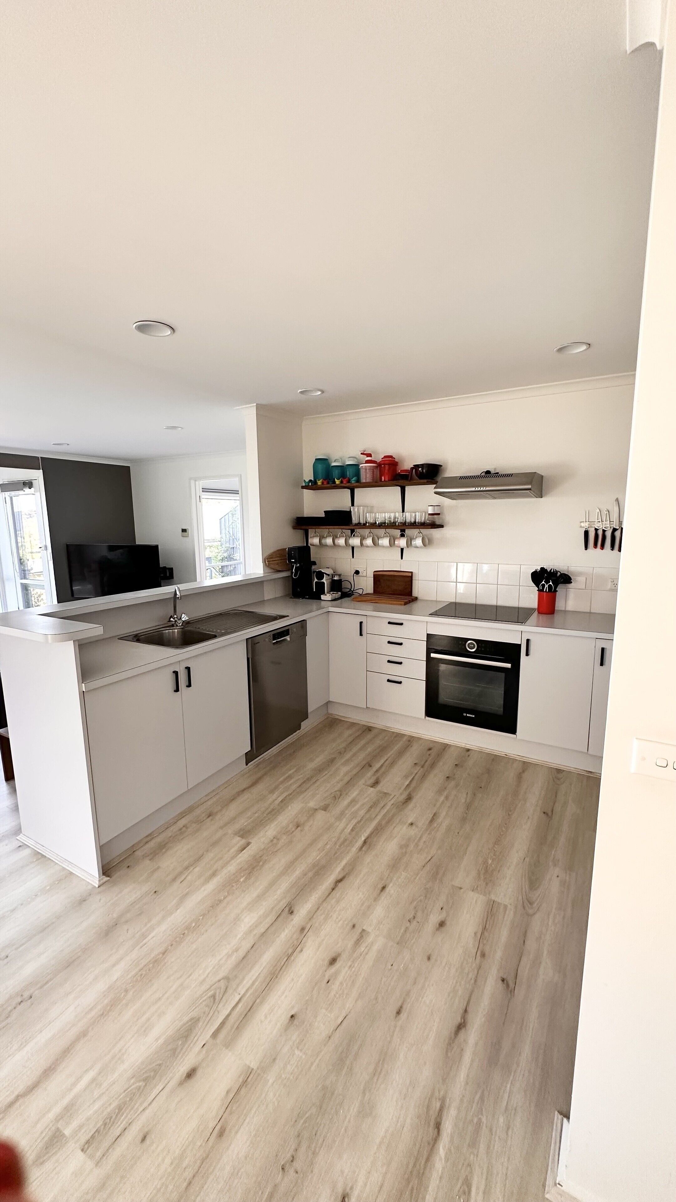 Family friendly beach house- WIFI, Foxtel, Netflix. Sleeps 8 guests 2 bathrooms 