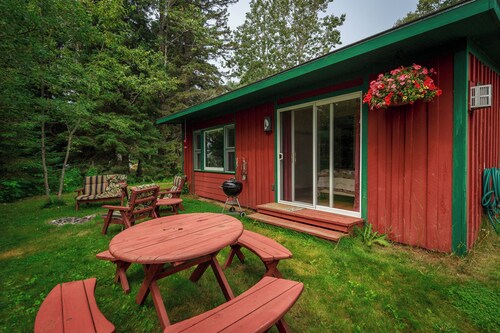 Croftville Road Cottages #3. On the Shore of Lake Superior. Cozy and Romantic.