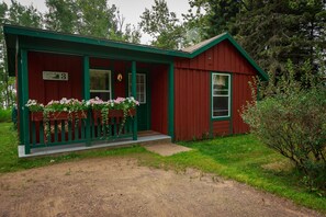 Exterior - Croftville Road Cottages #3. On the Shore of Lake Superior. Cozy and Romantic. (Grand Marais)