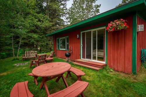 Croftville Road Cottages #3. On the Shore of Lake Superior. Cozy and Romantic.
