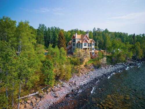 Croftville Road Cottages #3. On the Shore of Lake Superior. Cozy and Romantic.