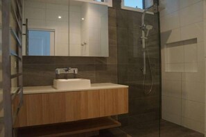 Dusj, hårføner, håndklær og såpe