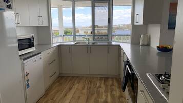 Køleskab, mikrobølgeovn, ovn, kogeplade