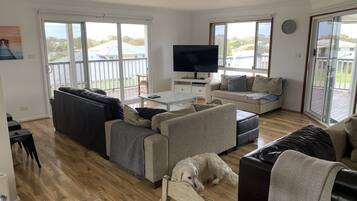 Smart TV, fireplace, DVD player, table football