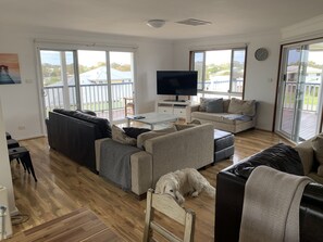 Smart TV, fireplace, DVD player, table football