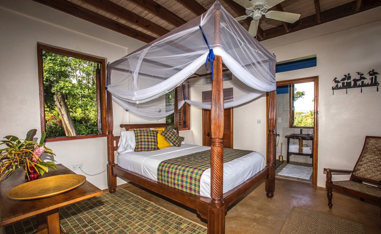 3 chambres, coffres-forts dans les chambres, lit parapluie