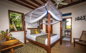 3 chambres, coffres-forts dans les chambres, lit parapluie