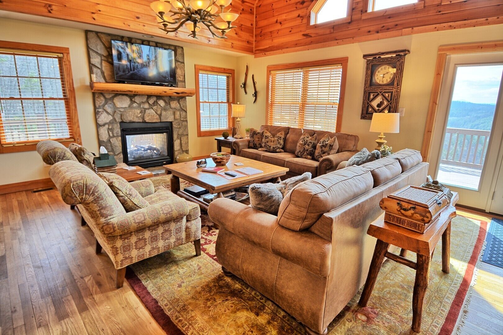A Home Sweet Home- Large Cabin w/VIEWS, Hot Tub, Pool Table, Wi-Fi, Fire Pit