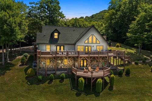 Spacious 5-bedroom cabin in Fleetwood, NC,great for family retreats.