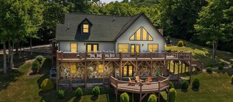 A Home Sweet Home: Spacious 5-bedroom cabin in Fleetwood, NC,great for family retreats