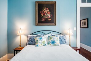 1 habitación, escritorio, tabla de planchar con plancha y cuna de viaje 