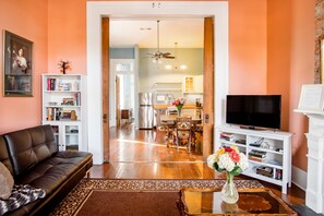 Smart-TV, Kamin, Bücher