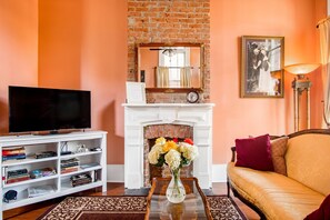 Smart TV, fireplace, books - Camelback Guest House (New Orleans)