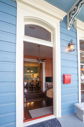 Outdoor dining - Camelback Guest House (New Orleans)