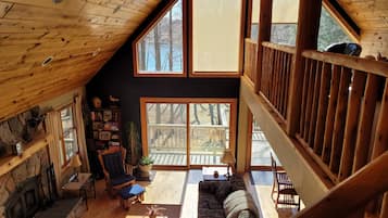 Téléviseur, foyer, lecteur de DVD, livres