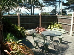 Outdoor dining - Black Dolphin Waterfront Apartment (San Remo)