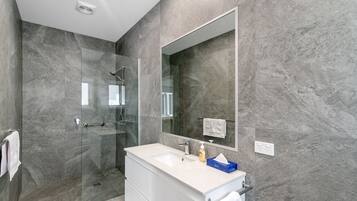 Bathtub, jetted bath, hair dryer, towels
