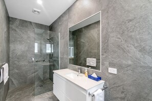 Badewanne, Whirlpool, Haartrockner, Handtücher