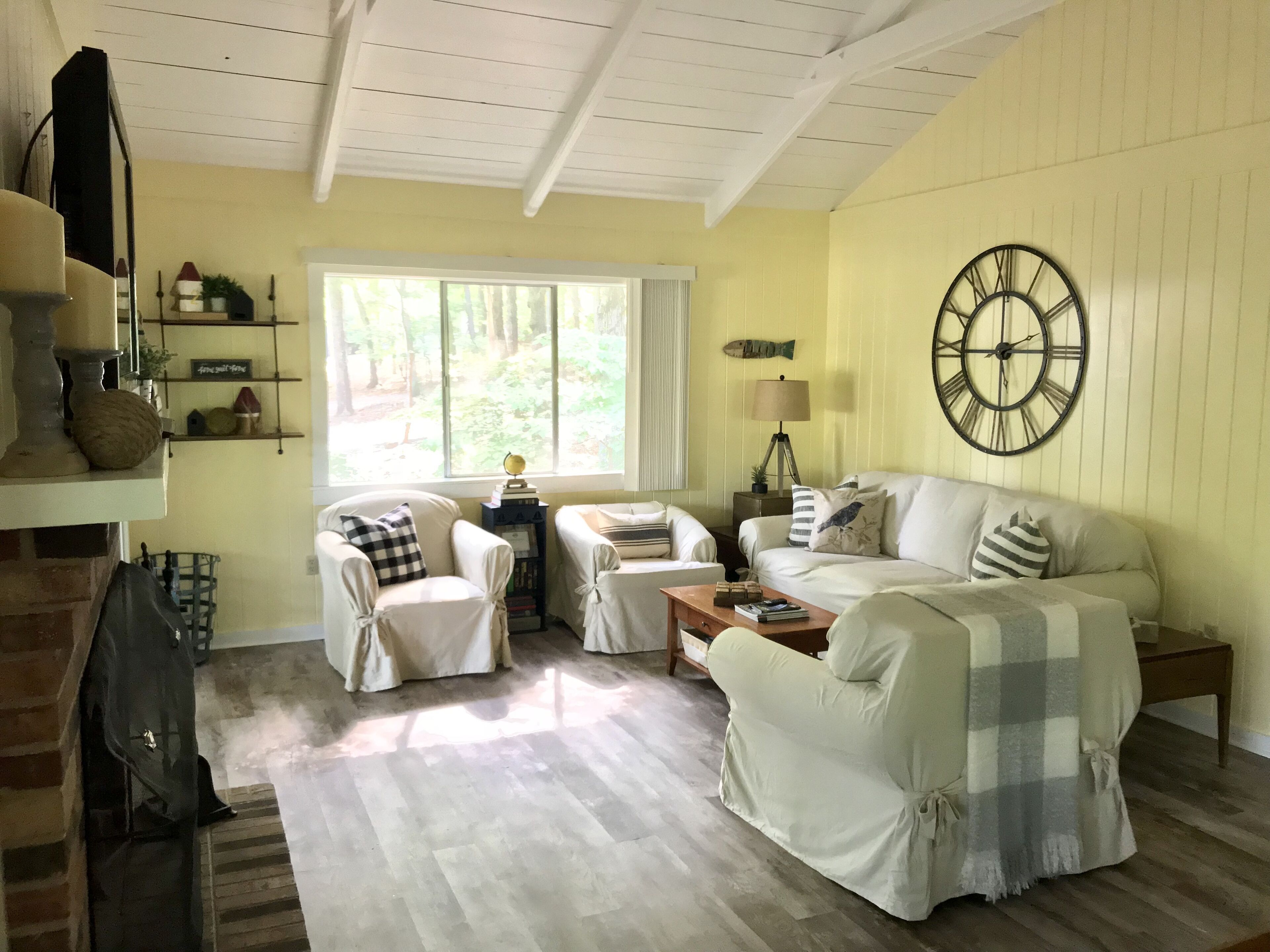 电视、壁炉、DVD 播放器、桌上足球