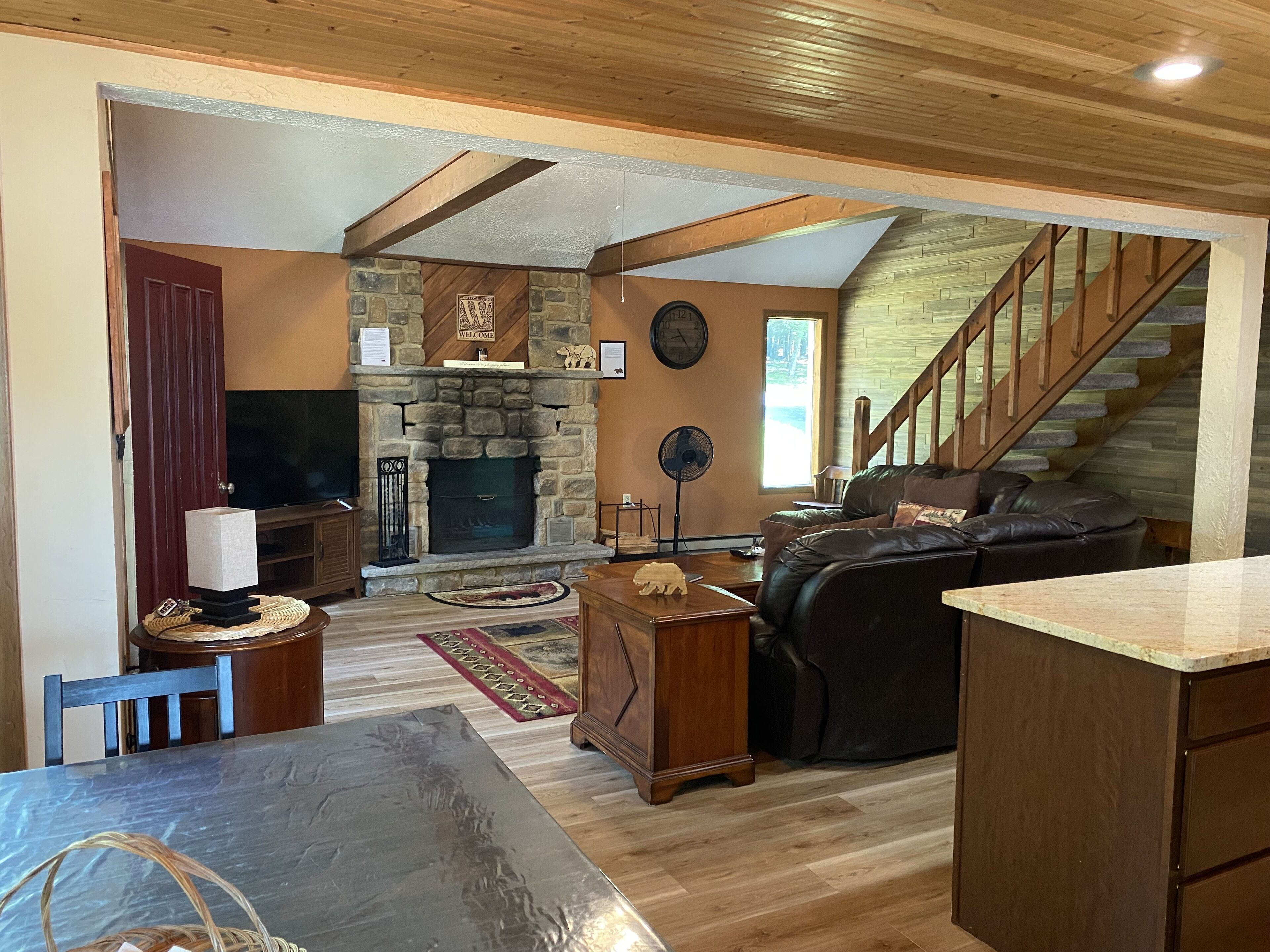 Lakefront with amazing sunsets. Dock, Gameroom, Firepit, boats, fishing, hot tub