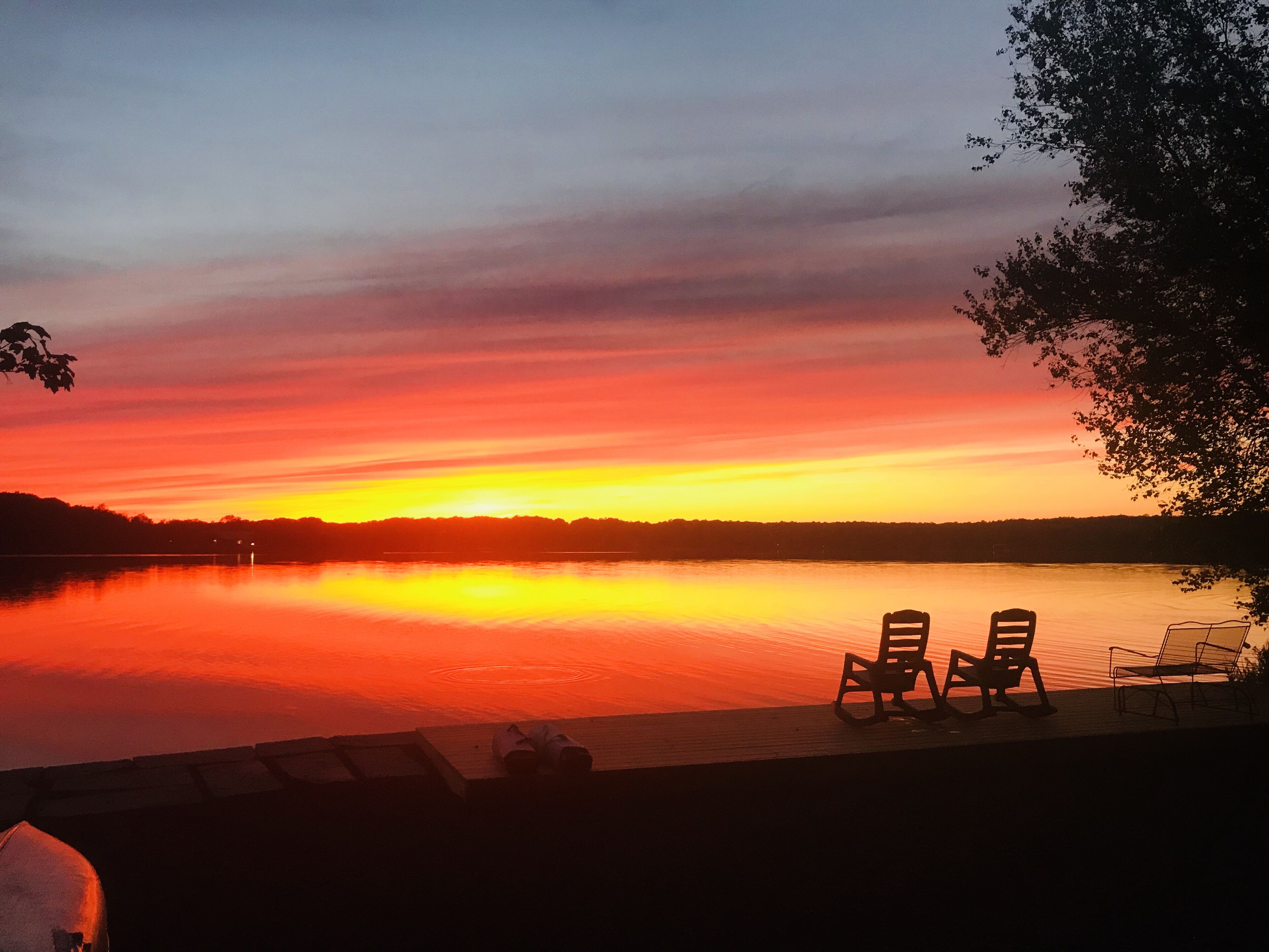 Lakefront with amazing sunsets. Dock, Gameroom, Firepit, boats, fishing, hot tub