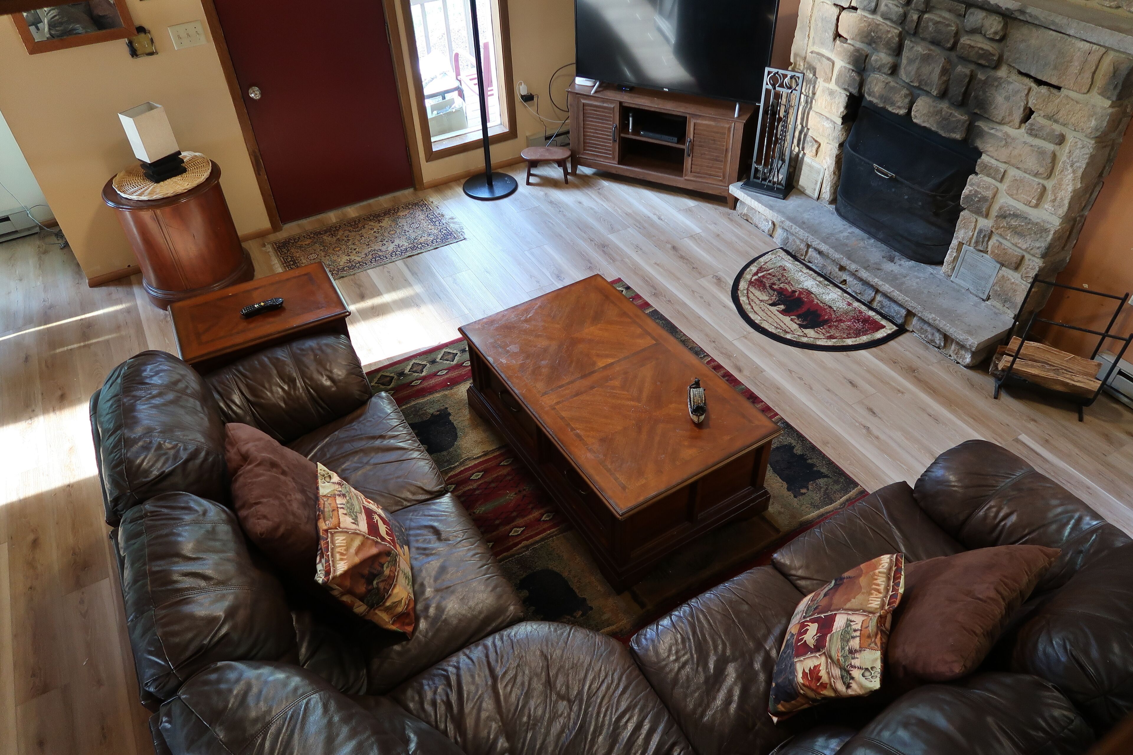 Lakefront with amazing sunsets. Dock, Gameroom, Firepit, boats, fishing, hot tub