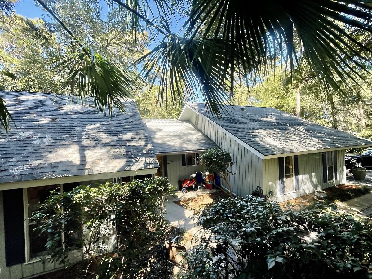 Private 3/bd 2/Ba home, Quiet, stroll 500' to the semi private beach...🐬
