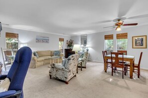 Smart TV, fireplace, DVD player, books - Private 3/bd 2/Ba home, Quiet, stroll 500' to the semi private beach...🐬 (Hilton Head Island)