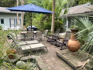 Outdoor dining - Private 3/bd 2/Ba home, Quiet, stroll 500' to the semi private beach...🐬 (Hilton Head Island)