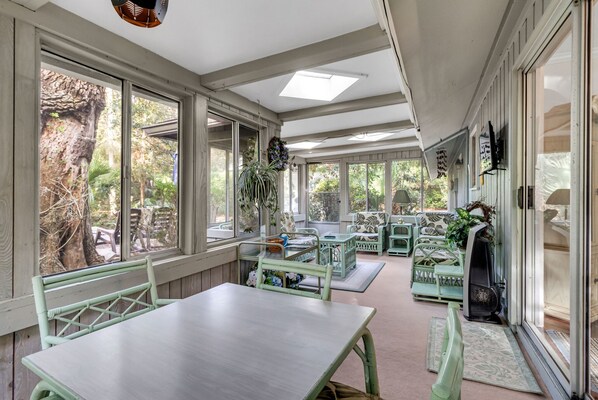 Dining - Private 3/bd 2/Ba home, Quiet, stroll 500' to the semi private beach...🐬 (Hilton Head Island)