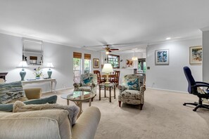 Smart TV, fireplace, DVD player, books - Private 3/bd 2/Ba home, Quiet, stroll 500' to the semi private beach...🐬 (Hilton Head Island)