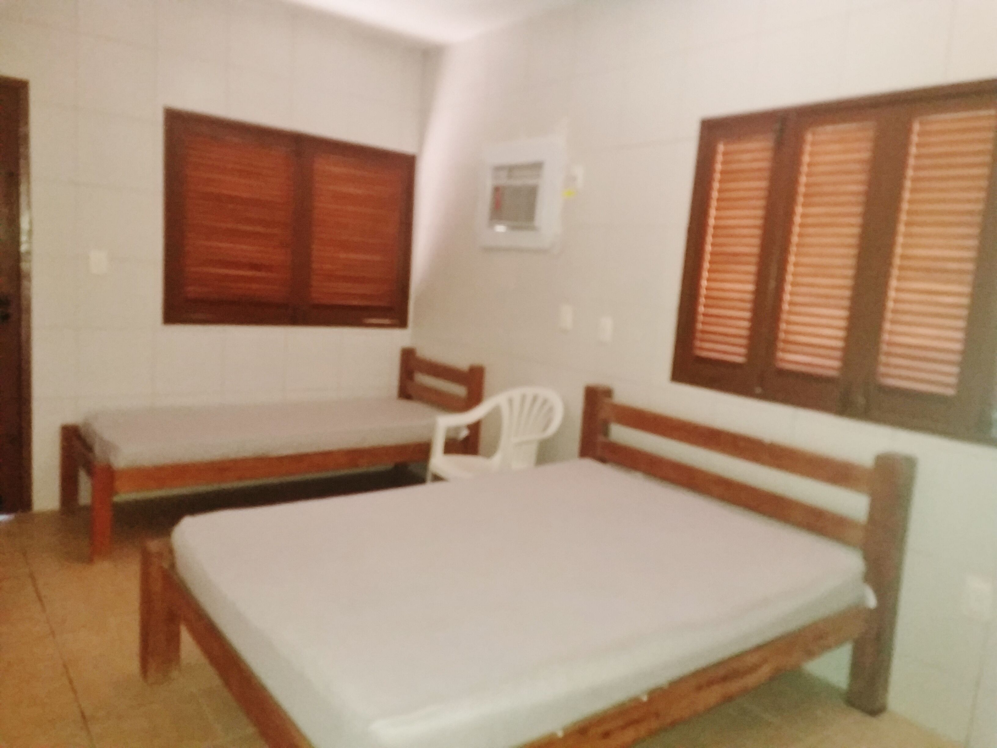 Wonderful waterfront home with pool, 5 furnished suites and barbecue.