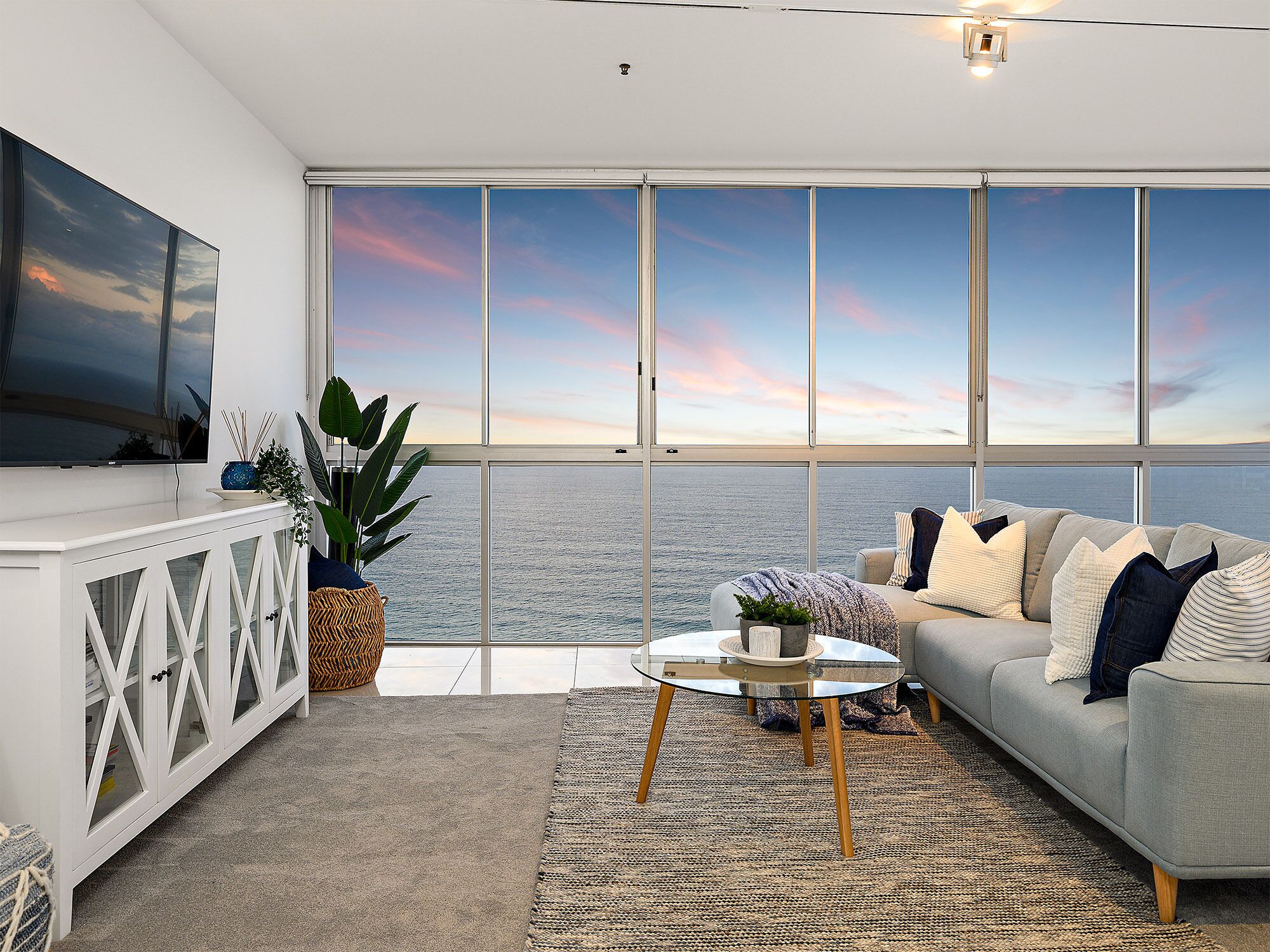 Air On Broadbeach Level 22 Beachfront VIEWS!!! — image 10