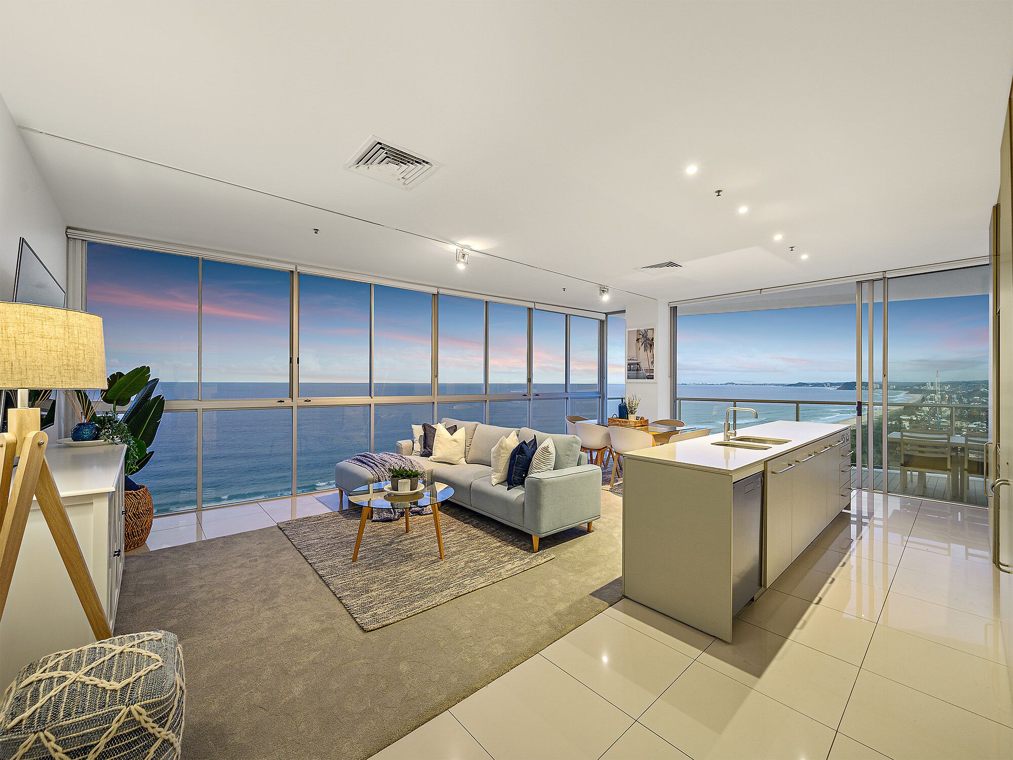 Air On Broadbeach Level 22 Beachfront VIEWS!!! — image 15