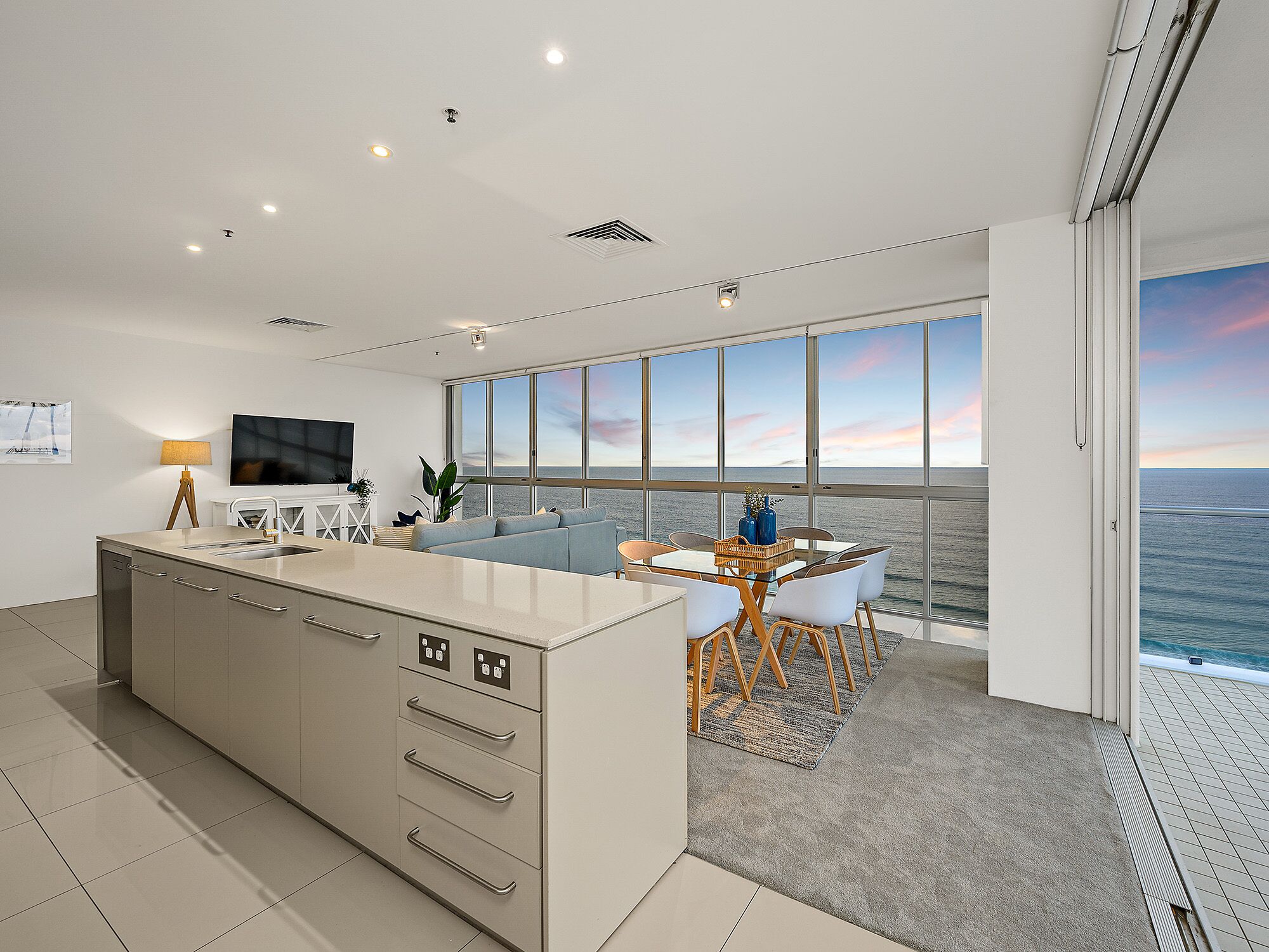 Air On Broadbeach Level 22 Beachfront VIEWS!!! — image 12
